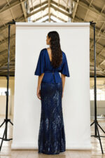 Maestri Haute Couture abito due pezzi gonna paillette con disegno a linee blu navy e blusa scollata con effetto top e giacca a mezza manica e fiore a chiusura - immagine 2