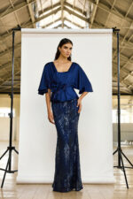 Maestri Haute Couture abito due pezzi gonna paillette con disegno a linee blu navy e blusa scollata con effetto top e giacca a mezza manica e fiore a chiusura