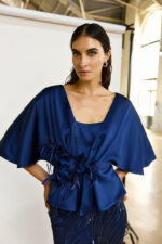 Maestri Haute Couture abito due pezzi gonna paillette con disegno a linee blu navy e blusa scollata con effetto top e giacca a mezza manica e fiore a chiusura - immagine 3