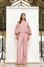 Completo due pezzi pantalone e maglia Maestri Haute Couture nel colori rosa e blu maglia lunga manica decorata con paillette lunga a tre quarti pantalone largo con cinta