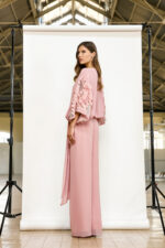 Completo due pezzi pantalone e maglia Maestri Haute Couture nel colori rosa e blu maglia lunga manica decorata con paillette lunga a tre quarti pantalone largo con cinta - immagine 3