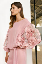 Completo due pezzi pantalone e maglia Maestri Haute Couture nel colori rosa e blu maglia lunga manica decorata con paillette lunga a tre quarti pantalone largo con cinta - immagine 4