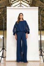 Completo due pezzi pantalone e maglia Maestri Haute Couture nel colori rosa e blu maglia lunga manica decorata con paillette lunga a tre quarti pantalone largo con cinta - immagine 2