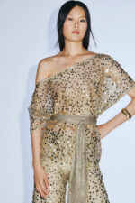 Pantalone e blusa Twins Fantasy in colore verde e oro completo a rete paillettato blusa con effetto di collo largo a mono spalla e cintura, pantalone largo - immagine 4