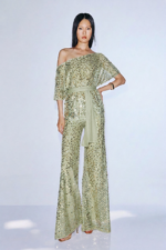 Pantalone e blusa Twins Fantasy in colore verde e oro completo a rete paillettato blusa con effetto di collo largo a mono spalla e cintura, pantalone largo - immagine 2