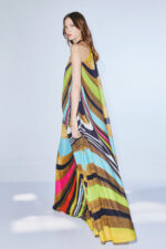 Abito morbido effetto caftano Twins Fantasy scollo americano al collo decorato con cristalli effetto collana abito morbido a fantasia con spalle scoperte - immagine 2