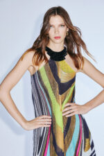 Abito morbido effetto caftano Twins Fantasy scollo americano al collo decorato con cristalli effetto collana abito morbido a fantasia con spalle scoperte - immagine 3