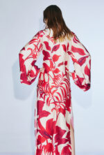 Abito beige e rosso Twins Fantasy effetto caftano con maniche larghe a campana lungo e morbido con scollo a V profondo decorato con pietre rosse - immagine 2