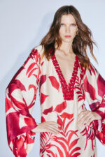 Abito beige e rosso Twins Fantasy effetto caftano con maniche larghe a campana lungo e morbido con scollo a V profondo decorato con pietre rosse - immagine 3