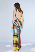 Abito fantasia Twins Fantasy morbido che scende sfiancato con collo con cristalli effetto collana nero che scendono dal centro del petto a spalline schiena scoperta - immagine 2