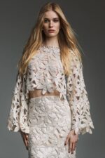 Completo in pizzo Twins Fantasy composto da maglia, top e gonna tutti in colore avorio manica lunga