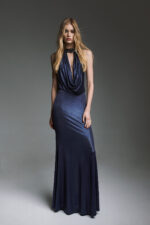 Twins Fantasy blu navy abito lungo aderente sulla gonna parte del top morbida con allaccio all'americana al collo decorato con placchette - immagine 2