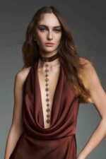 Abito lucido marrone Twins Fantasy elegante aderente sotto e morbido sopra con collarino decorativo con pendente lungo - immagine 2